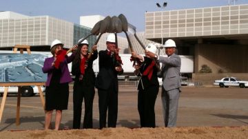 La alcaldesa de Houston Annise Parker y otros funcionarios participaron en la ceremonia de apertura del proyecto de remodelación de la Terminal B del aeropuerto Bush Intercontinental.