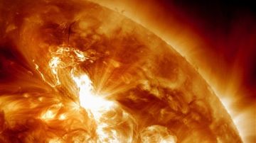 El Sol está bombardeando la Tierra con radiación proveniente de la erupción solar más grande en más de seis años.