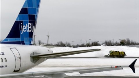 La tripulación del vuelo 510 estuvo atenta a los movimientos del hombre.