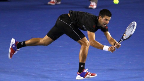 Djokovic hace un gran esfuerzo para devolver un saque de Hewitt.