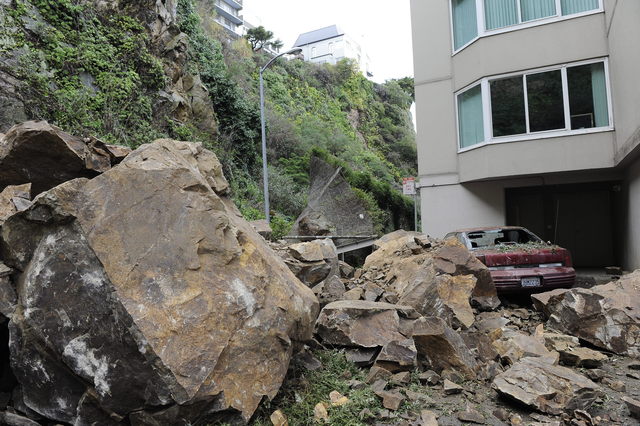 Las rocas se deslizaron y aplastaron un auto en San Francisco, pero no hubo heridos.