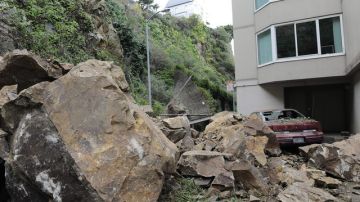 Las rocas se deslizaron y aplastaron un auto en San Francisco, pero no hubo heridos.
