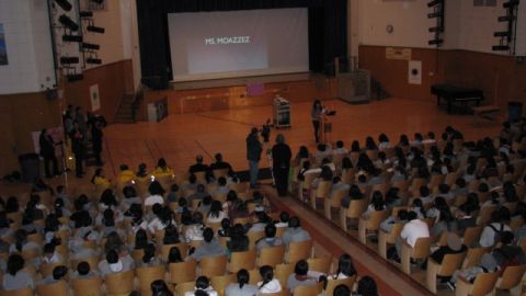 Los alumnos de la escuela Virgil escuchan en el auditorio la presentación de la campaña antiacoso.