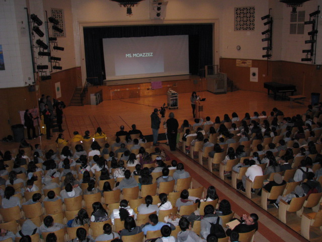 Los alumnos de la escuela Virgil escuchan en el auditorio la presentación de la campaña antiacoso.