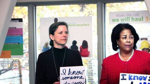 La concejala Jan Perry (der.) participa en un taller sobre violaciones sexuales.