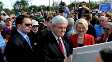 El candidato presidencial republicano Newt Gingrich (c), junto a su esposa Callista (d).