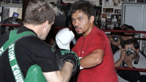 El filipino Manny Pacquiao se mantiene trabajando mientras que Mayweather estará tres meses preso.