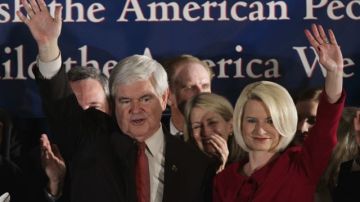 Newt Gingrich (c) talks to his followers at the opening of his campaign office in Orlando.