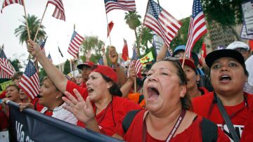 Hispanos protestan contra las leyes que han cercado a los inmigrantes indocumentados en Arizona.