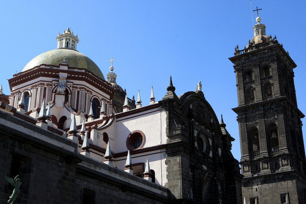 Un historiador mexicano de la ciudad de Puebla utiliza las redes sociales del siglo XXI para financiar la restauración del acervo de la catedral de esta localidad mexicana levantada en el siglo XV y que ha sufrido los avatares del tiempo.