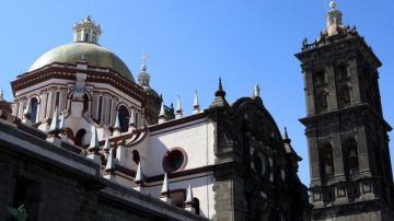 Un historiador mexicano de la ciudad de Puebla utiliza las redes sociales del siglo XXI para financiar la restauración del acervo de la catedral de esta localidad mexicana levantada en el siglo XV y que ha sufrido los avatares del tiempo.