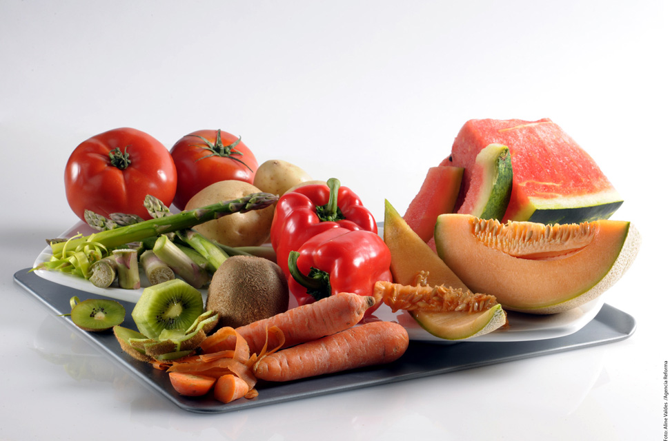 La Asociación Dietética Americana le sugiere escoger alimentos que contengan muchas vitaminas, minerales, fibra y otros nutrientes.