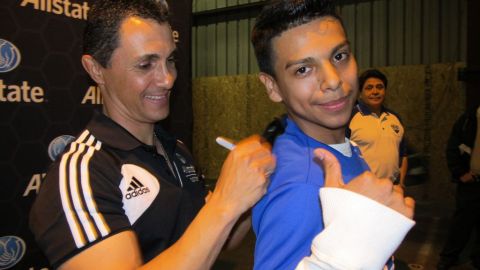El exportero mexicano Adolfo Ríos convivió con jóvenes futbolistas en Houston.