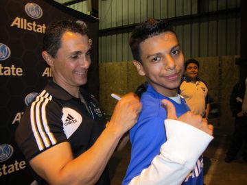 El exportero mexicano Adolfo Ríos convivió con jóvenes futbolistas en Houston.