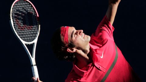 Federer parece disfrutar al ejecutar un saque.