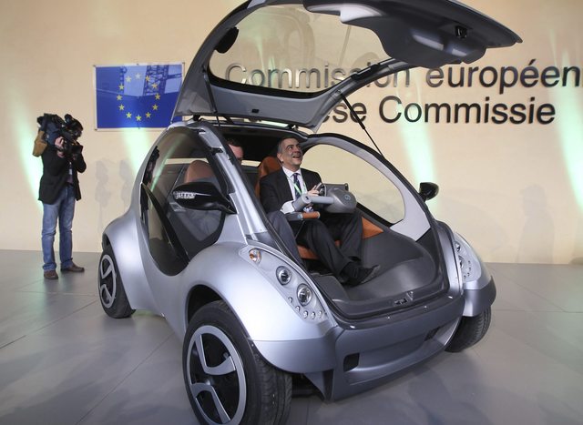 Presentación internacional del primer prototipo de coche eléctrico  de la empresa  Hiriko en Bruselas.