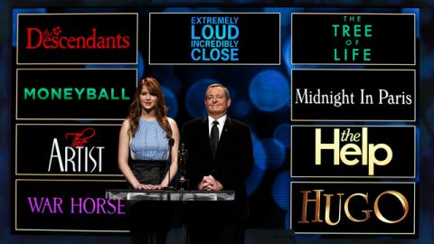 La actriz Jennifer Lawrence y el presidente de la Academia, Tom Sherak, leyeron la lista de principales nominados a los Oscar.