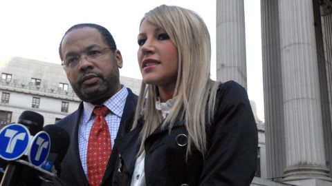 Angelica Marie Cecora junto a su abogado Tony Evans.