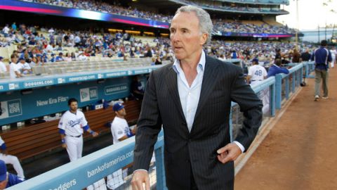 Frank McCourt se apartará de los Dodgers tras siete años.