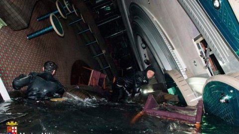 Buzos de la Marina italiana inspeccionan el interior del barco.