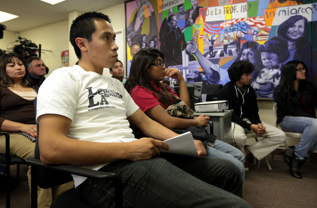Jóvenes latinos escuchan alocución de Obama.
