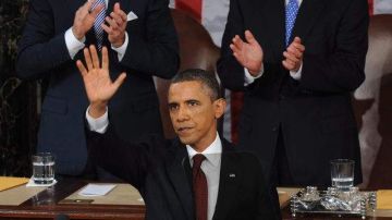 El presidente Barack Obama saluda a la multitud. Junto a él, Joe Biden (izq.), vicepresidente de EEUU, y el líder del Senado, John Boehner.