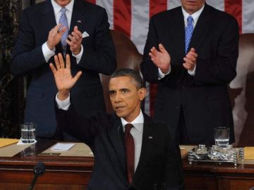 El presidente Barack Obama saluda a la multitud. Junto a él, Joe Biden (izq.), vicepresidente de EEUU, y el líder del Senado, John Boehner.