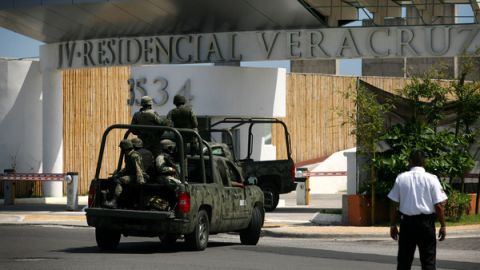 Militares patrullan las calles de Veracruz donde operan los dos carteles que tienen en jaque a las autoridades.