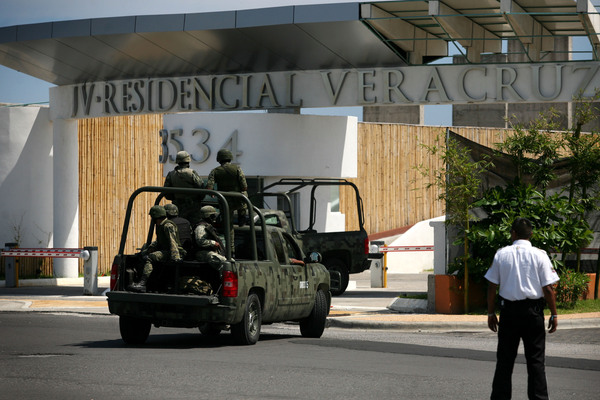 Militares patrullan las calles de Veracruz donde operan los dos carteles que tienen en jaque a las autoridades.