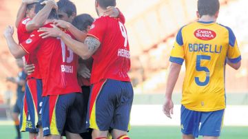 Los jugadores chilenos festejan el gol de su compañero Gonzalo Barriga que les dio la ventaja ayer, en la serie ante los Tigres de la UANL.