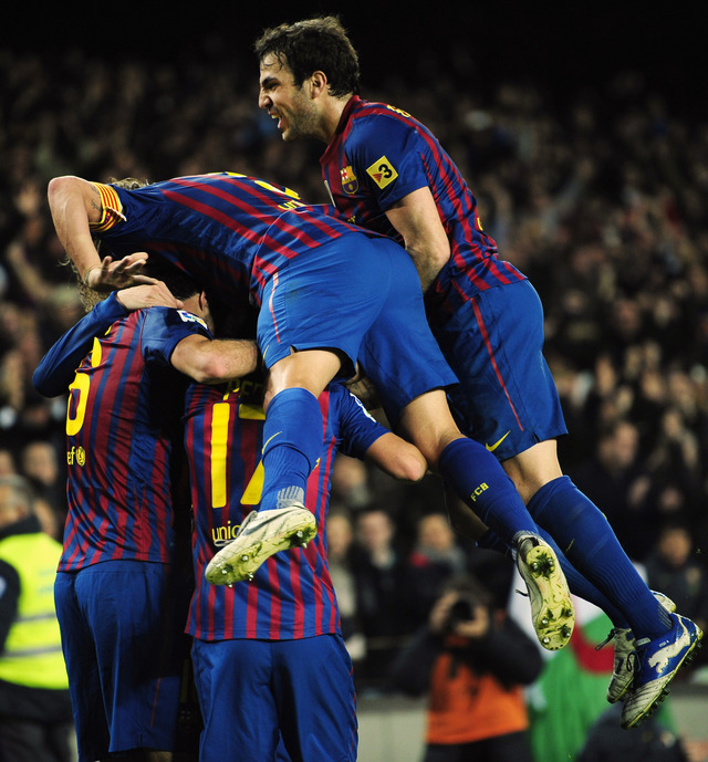 Los jugadores blaugrana festejan jubilosos el apurado pase a semi- finales de la Copa del Rey, ayer, ante su afición en el Camp Nou.