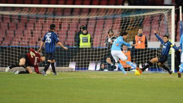 Luca Castellazzi, portero de  Inter, ya quedó fuera de acción, y Edinson Cavani remata antes del cierre de Zanetti para poner el 2-0 final.