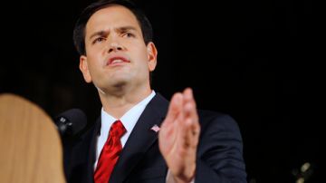 Marco Rubio dando un discurso sobre su entrada al Senado de EE UU en Coral  Gables Florida.