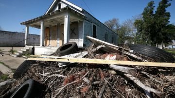 Casas abandonadas, a causa de la crisis hipotecaria, pueden servir como bodegas de armas y de drogas en New Orleans.