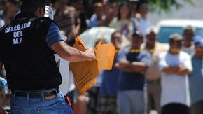 Peritos forenses en la escena del crimen.