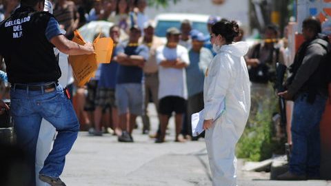 Peritos forenses en la escena del crimen.
