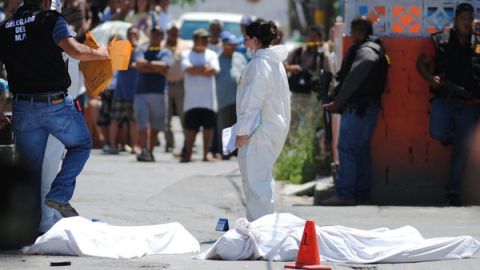 Peritos forenses en la escena del crimen.