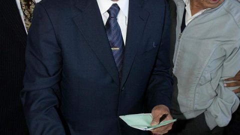 El exgeneral Efraín Rios Montt deposita su voto en las últimas elecciones.