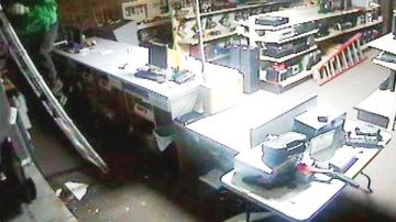 Imagen de una cámara de seguridad de uno de los establecimientos robados.
