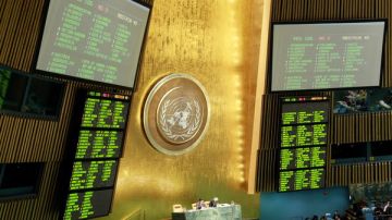 Vista de los tableros electrónicos de votación en el pleno de la Asamblea General de la ONU.