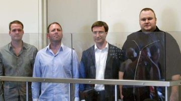 De izquierda a derecha: Bram van der Kolk, Finn Batato, Mathias Ortmann y el fundador de MegaUpload, Kim Schmitz.