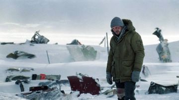 Liam Neeson lidera un grupo de supervivientes en las montañas de Alaska en 'The Grey'.