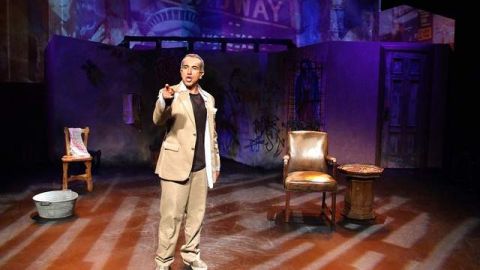 René Rivera en una de las escenas de su obra teatral 'The King of the Desert'.