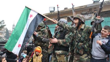 En el centro de Damasco, miles  ondeaban banderas sirias y gritaban su apoyo a Assad, un indicio de las profundas divisiones.