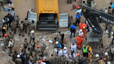 Bomberos y rescatistas recuperan  cuerpos  entre los escombros de tres edificios que se desplomaron  por causas que se desconocen.