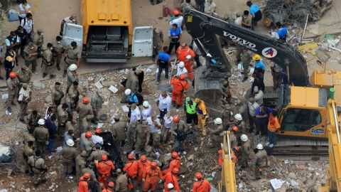 Bomberos y rescatistas recuperan  cuerpos  entre los escombros de tres edificios que se desplomaron  por causas que se desconocen.