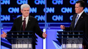 Newt Gingrich (izq.) y MItt Romney debaten sobre sus respectivas posturas sobre la inmigración en el debate de anoche de los precandidatos republicanos, en Jacksonville, Florida.