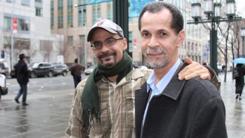 El escritor Junot Díaz (izq.) y el activista Luis M. Rodríguez trabajan juntos para combatir el problema de la educación en la ciudad.