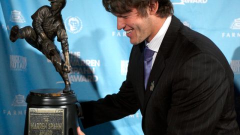 Clayton Kershaw sostiene el trofeo que lo acredita como el mejor lanzador zurdo de las Ligas Mayores en estos momentos.
