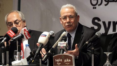 El presidente del Consejo Nacional Sirio (CNS), Burhan Galiun (C), cuando hablaba en una rueda de prensa, en El Cairo, Egipto.